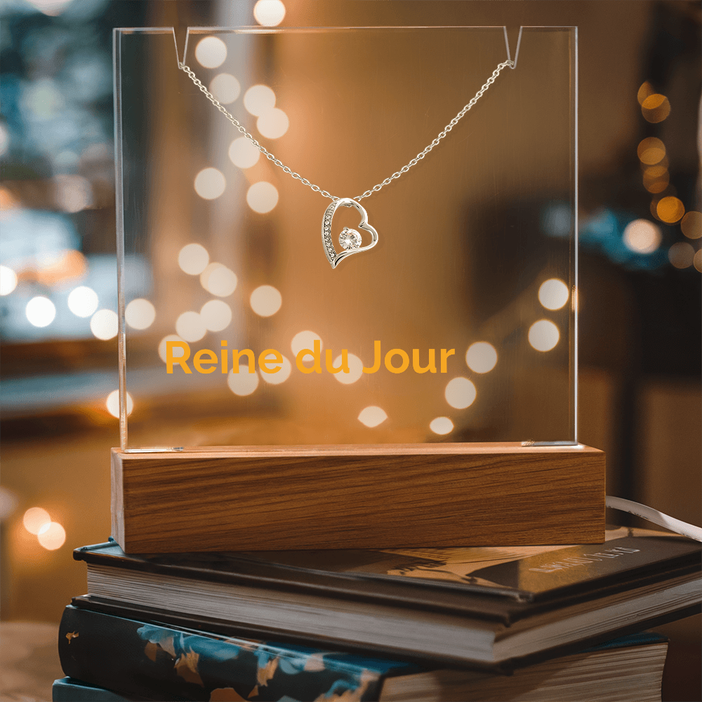 Boîte cadeau LED illuminée présentant le collier Forever Love avec cœur argenté