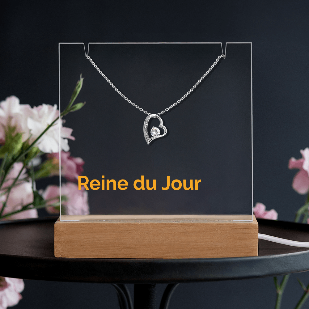  Détail du pendentif cœur entrelacé Forever Love en acier inoxydable argenté