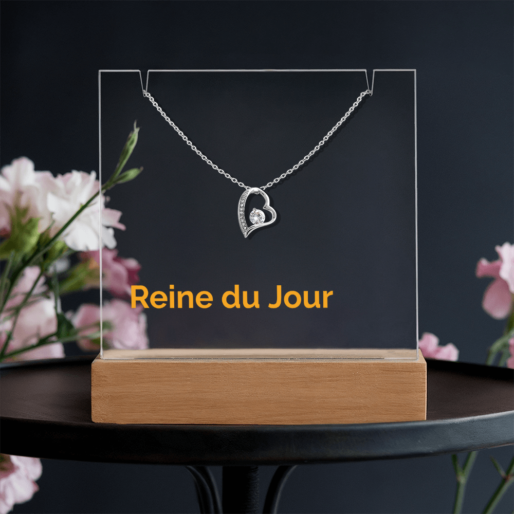 Détail du coffret cadeau LED avec collier cœur entrelacé en acier inoxydable