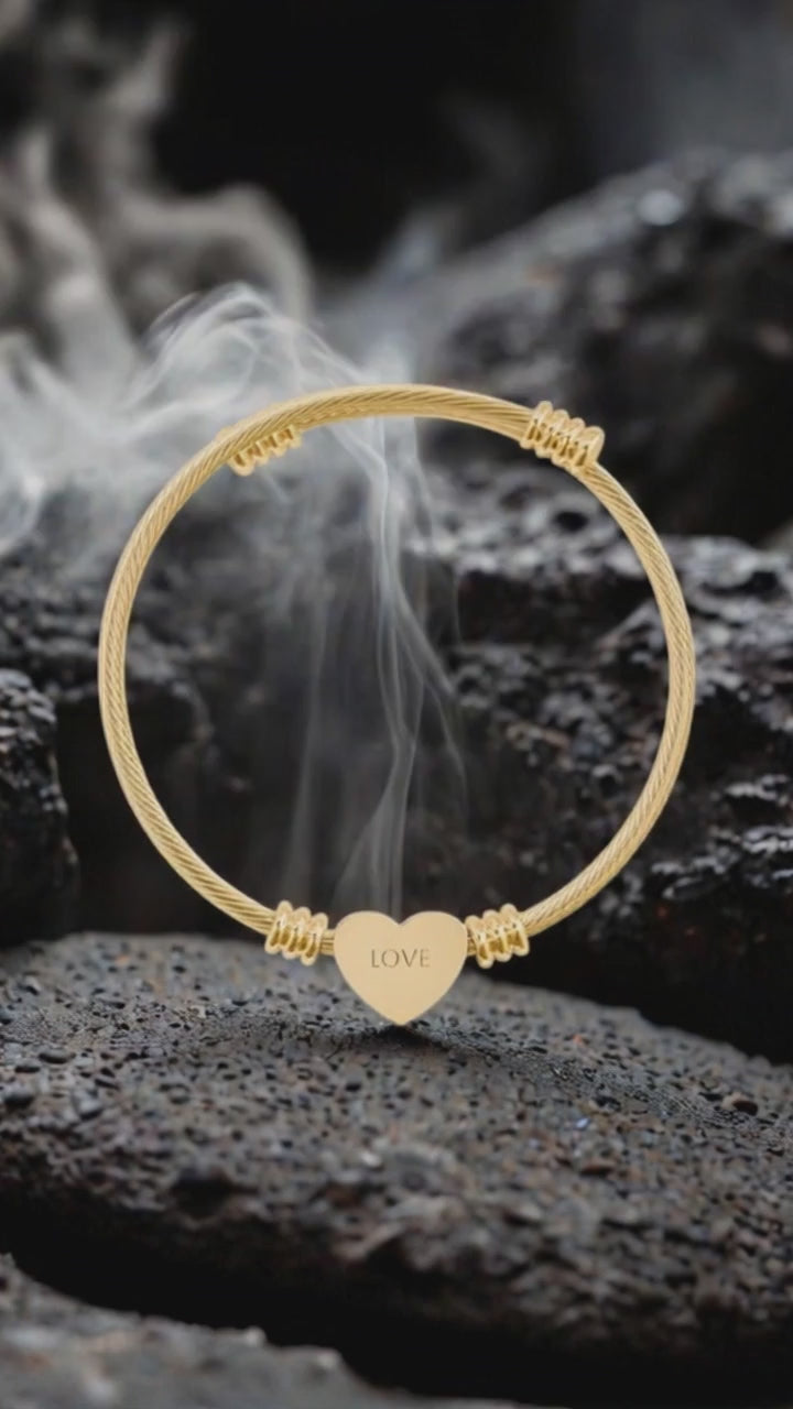 Bracelet jonc avec pendentif cœur gravable, finition argent élégante